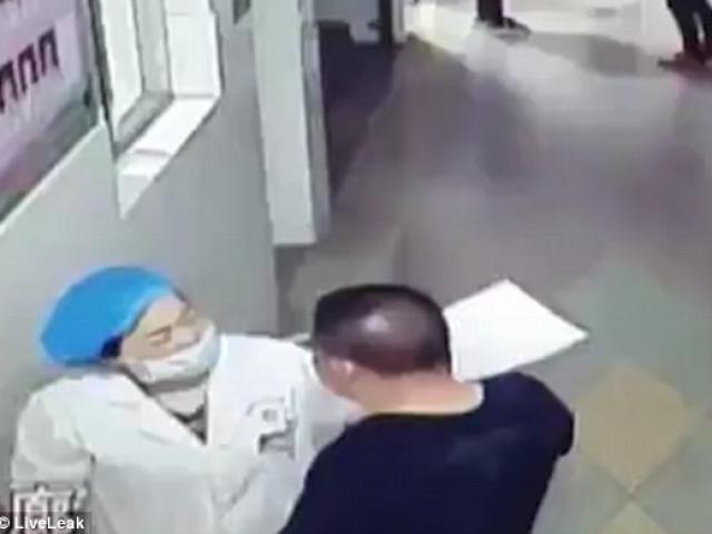 Thế giới - Video: Chồng bệnh nhân tức giận "hạ gục" nữ bác sĩ ở TQ