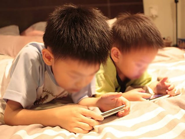 Giáo dục - du học - Phụ huynh "khóc ròng" vì con nghiện sử dụng điện thoại di động
