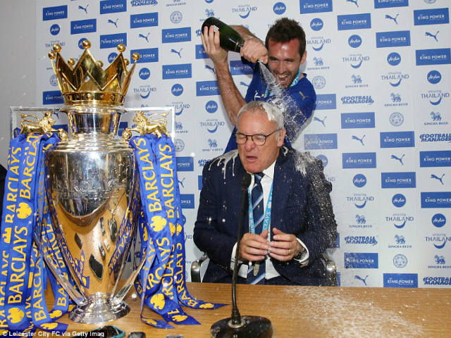 Bóng đá - Leicester mở tiệc, học trò tắm sâm-panh cho HLV Ranieri