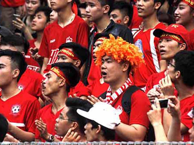 Bóng đá - HLV Hà Nội T&amp;T "choáng" với fan bóng đá Hải Phòng