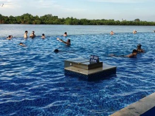 Tin tức trong ngày - Rơi xuống hồ bơi ở khu du lịch, bé 5 tuổi nguy kịch