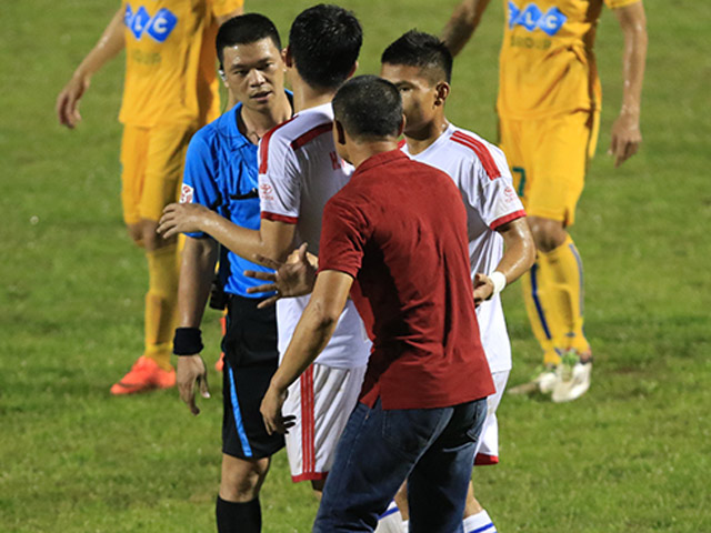 Bóng đá - Trọng tài lại gây “bão”