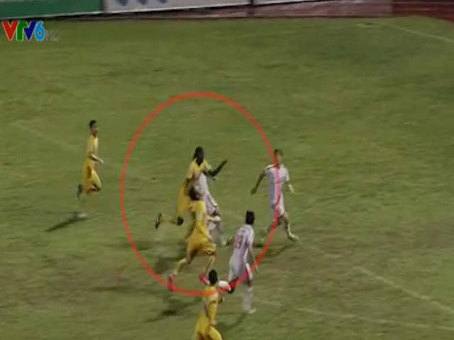 Bóng đá - Sốc với quả 11m “tưởng tượng” trận Thanh Hóa - SLNA