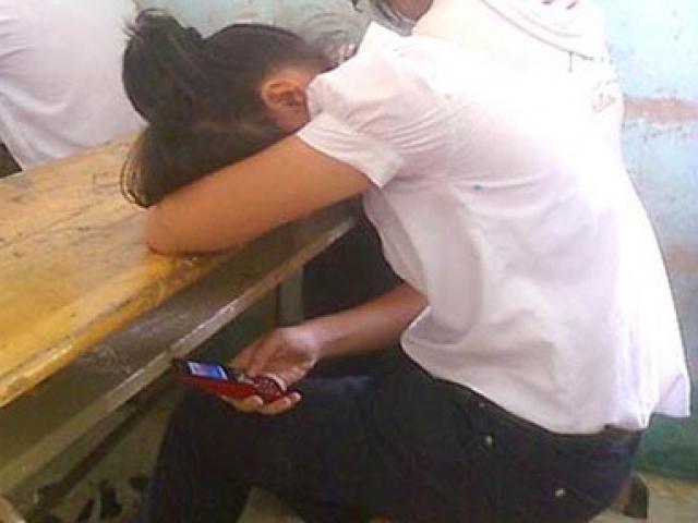 Giáo dục - du học - Học sinh dùng điện thoại khi tới trường: Hẹn hò, xem phim nhạy cảm