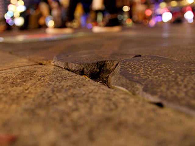 Tin tức trong ngày - Nắp hầm kỹ thuật phố đi bộ Nguyễn Huệ hư hỏng hàng loạt