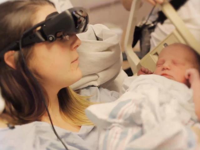 Bạn trẻ - Cuộc sống - Clip: Người mẹ khiếm thị lần đầu nhìn thấy con