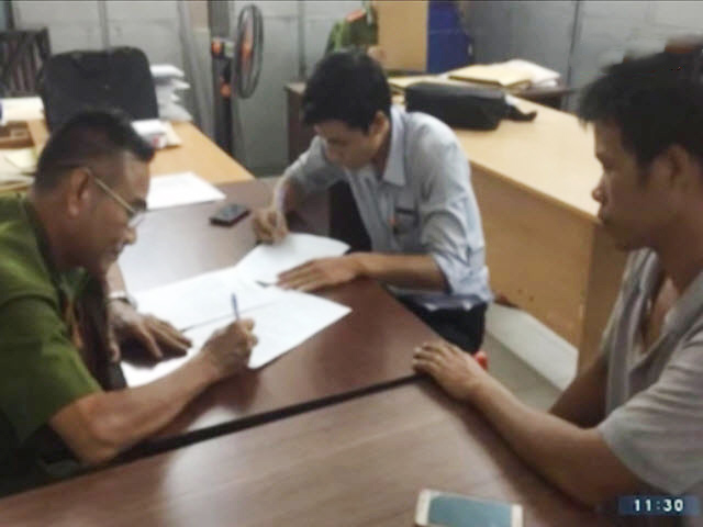 Video An ninh - Băng cướp táo tợn chích điện, cướp xe giữa ban ngày