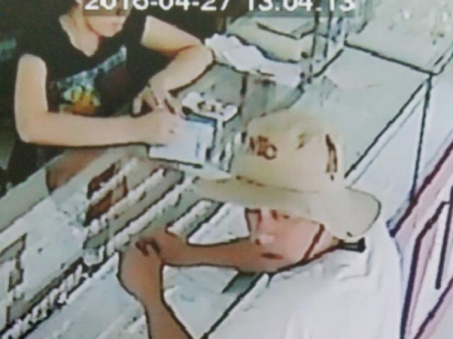 Pháp luật - Trích xuất camera phát hiện kẻ tráo 6.000 USD ở tiệm vàng