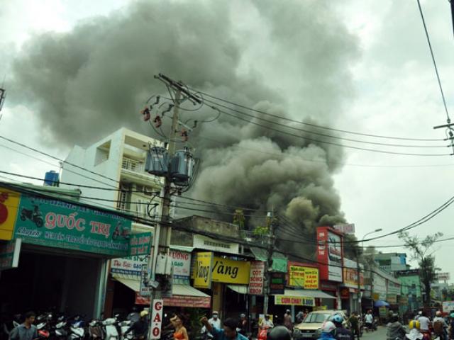 Clip: Garage ô tô cháy dữ dội giữa trung tâm Sài Gòn