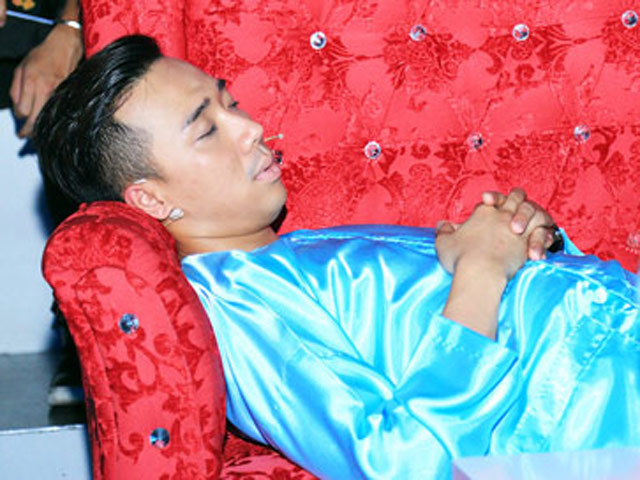 Phim - Loạt ảnh ngủ tranh thủ “đáng thương” của Trấn Thành