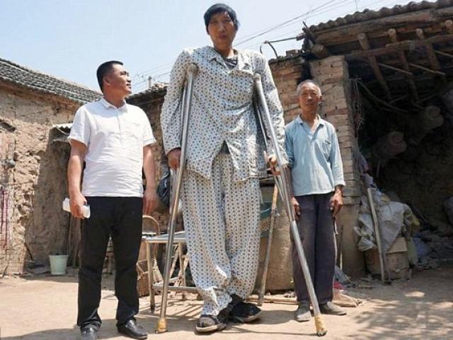 Phi thường - kỳ quặc - Chàng trai cao 2,4 m ở TQ vẫn tiếp tục phát triển