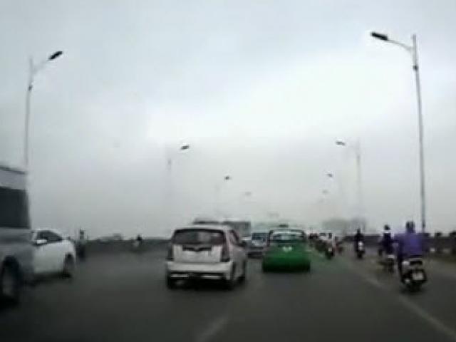 Tin tức trong ngày - Clip: Taxi đánh võng, phóng bạt mạng trên cầu Vĩnh Tuy