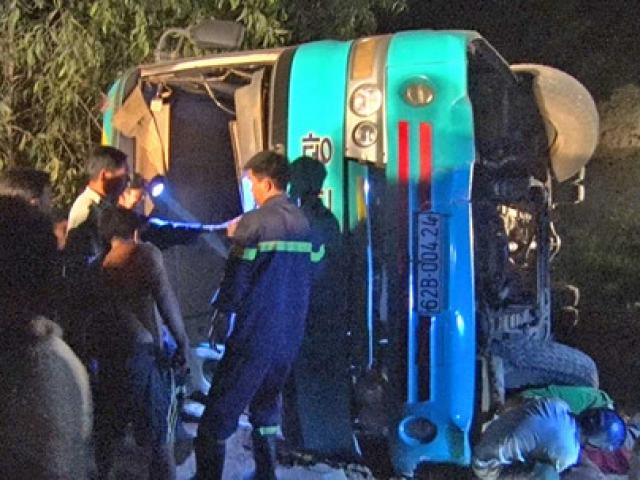 Tin tức trong ngày - Lật xe đưa rước công nhân, 19 người thương vong