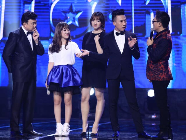 Phim - Hari Won "miễn cưỡng" nhìn Trấn Thành nắm tay cô gái khác