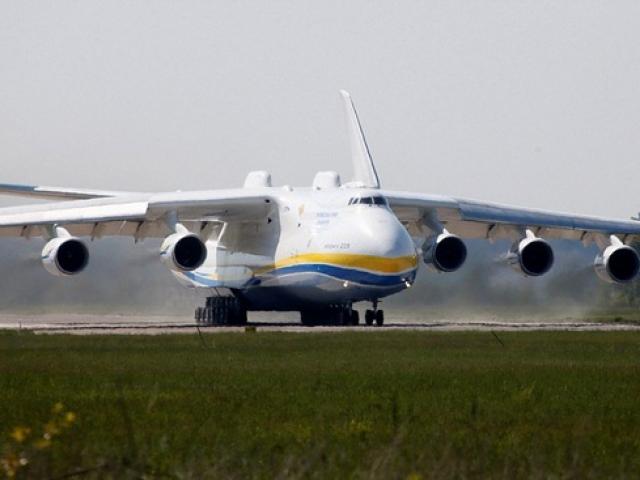 Thế giới - Máy bay sải cánh hơn chiều rộng sân bóng đá bay tới Úc