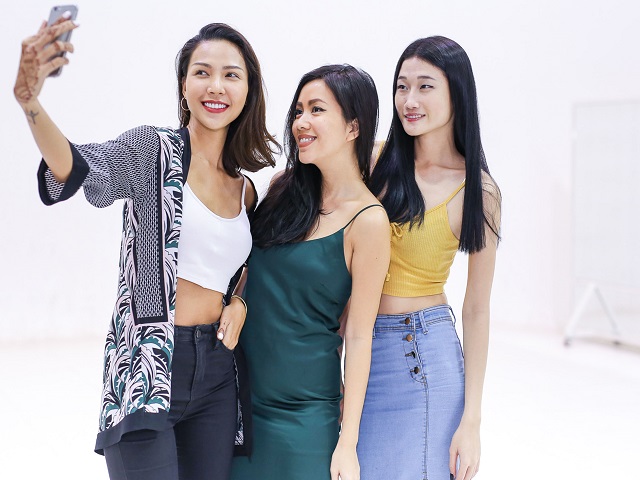 Thời trang - Minh Triệu diện áo 2 dây khoe làn da bóng giòn
