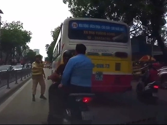 Tin tức trong ngày - Video: Đi sau xe buýt né chốt 141, bị CSGT "tóm sống"
