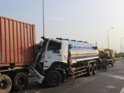 Video An ninh - Xe bồn húc đuôi container, phụ xe chết thảm