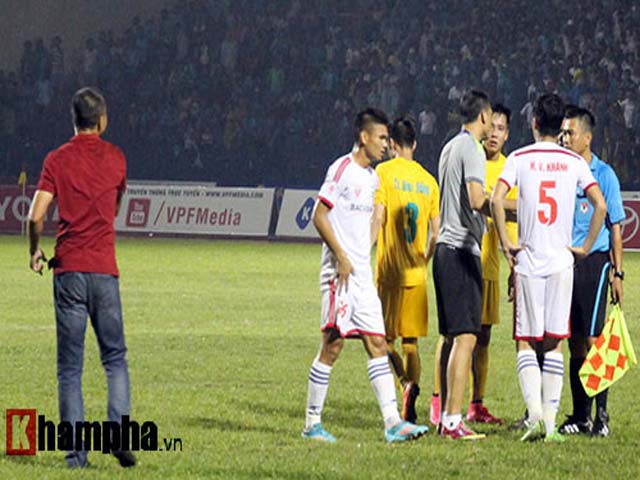 Bóng đá - Sau vụ Hà Anh Chiến, trọng tài bị “quây” ở giải hạng Nhất