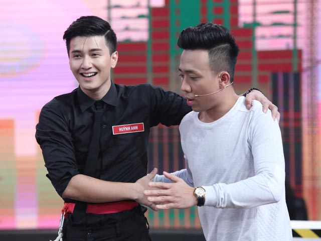 Phim - Huỳnh Anh bất ngờ ôm trai đẹp khiến bạn gái "hoang mang"