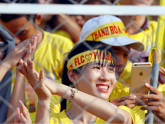 Bóng đá - Người đẹp xứ Thanh "đại náo" sân Thống Nhất