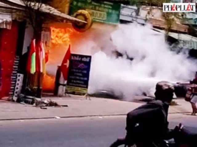 Tin tức trong ngày - Clip: Giây phút thanh niên "ngáo đá" đốt cửa hàng gas