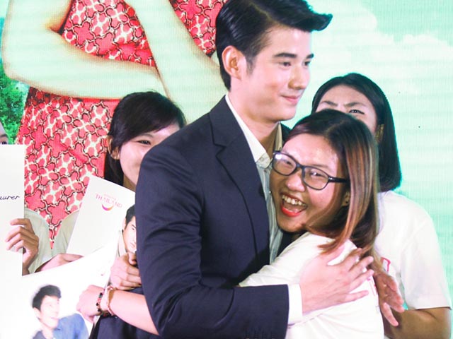 Phim - Fan Việt sướng rơn ôm chặt mỹ nam "Tình người duyên ma"