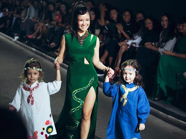 Diva Hồng Nhung lần đầu cùng 2 con gái diễn thời trang