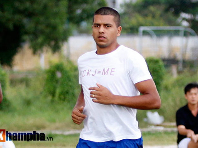 Bóng đá - Va chạm mạnh, ngoại binh HAGL nhập viện vì gãy chân