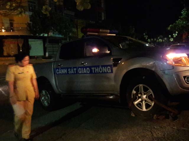 Pháp luật - Trắng đêm truy bắt quái xế tông xe CSGT khi chạy trốn