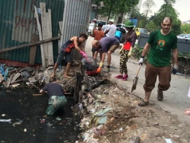 Tin tức trong ngày - Hành động lạ lùng của khách Tây giữa phố HN gây chú ý