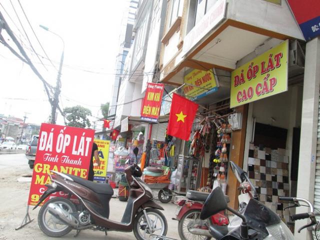 Tin tức trong ngày - Hình ảnh luộm thuộm của "ma trận" quảng cáo ở Hà Nội