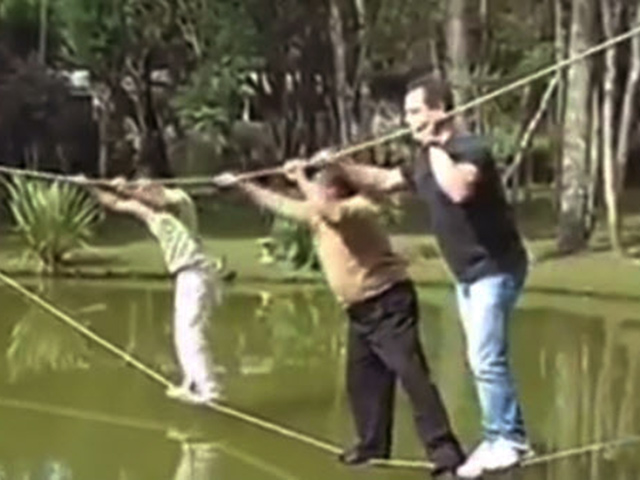 Cười 24h - Chết cười xem ba anh chàng thử thách đi trên dây