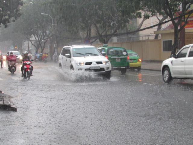 Tin tức trong ngày - Sài Gòn đón cơn mưa “mù trời” hơn 1 giờ đồng hồ