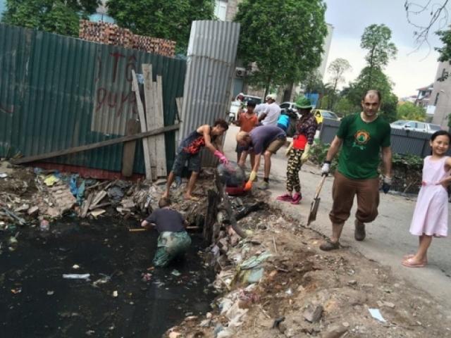 Tin tức trong ngày - Khách Tây lội mương dọn rác: Chính quyền nói gì?