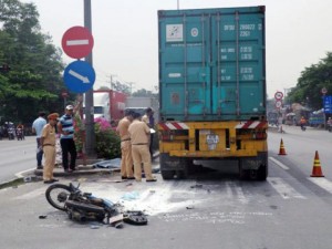 Tin tức trong ngày - Thương tâm, hai anh em họ tử vong dưới bánh container