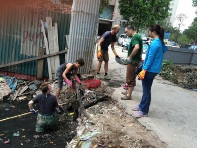 Tin tức trong ngày - Ông Tây dọn rác: "Tôi đang cố gắng thay đổi môi trường HN"