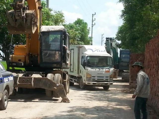 Tin tức trong ngày - Công an vào cuộc, đoàn xe công vụ vẫn bị "nhốt"