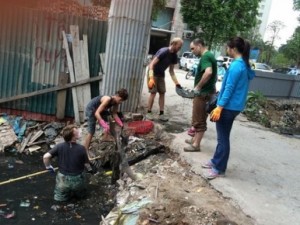 Tin tức trong ngày - Ông Tây dọn rác: &quot;Tôi đang cố gắng thay đổi môi trường HN&quot;