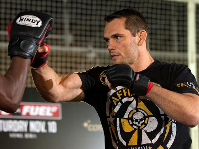 Thể thao - Huyền thoại UFC sang Việt Nam trình diễn chiêu độc