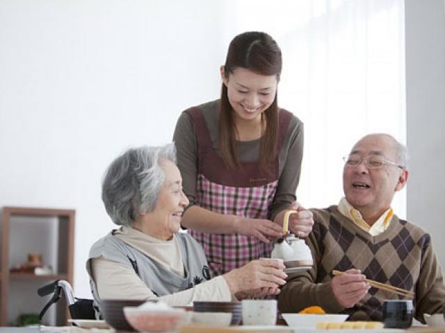 Bạn trẻ - Cuộc sống - Ai từng rót cho bố mẹ đủ 100 ly nước?