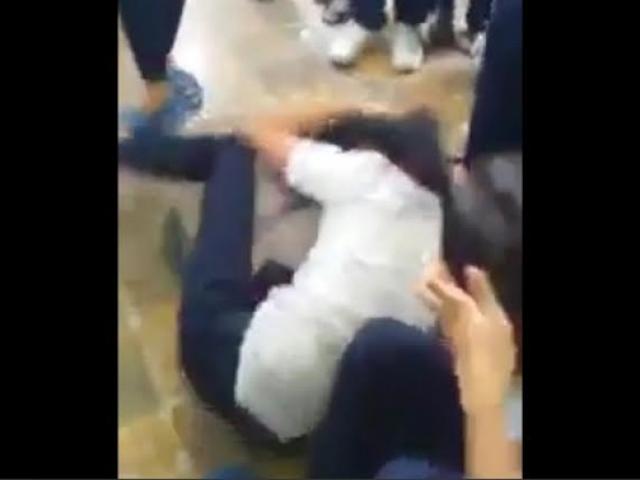 Nữ sinh bị đánh hội đồng trong khuôn viên trường