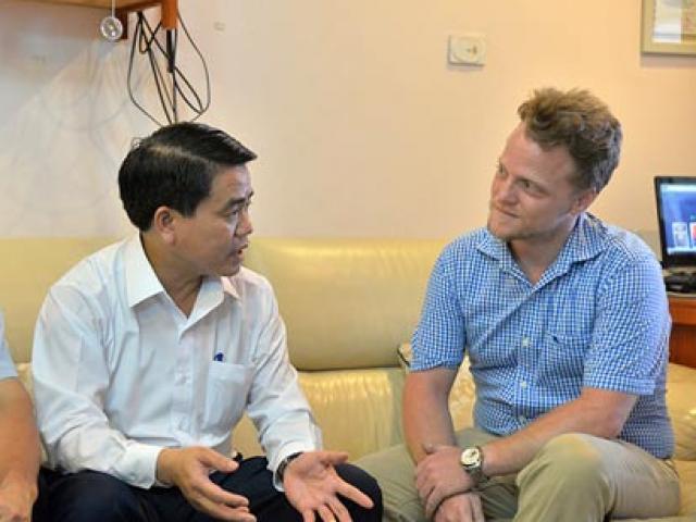 Tin tức trong ngày - Chủ tịch TP Hà Nội cảm ơn “ông Tây” lội mương dọn rác