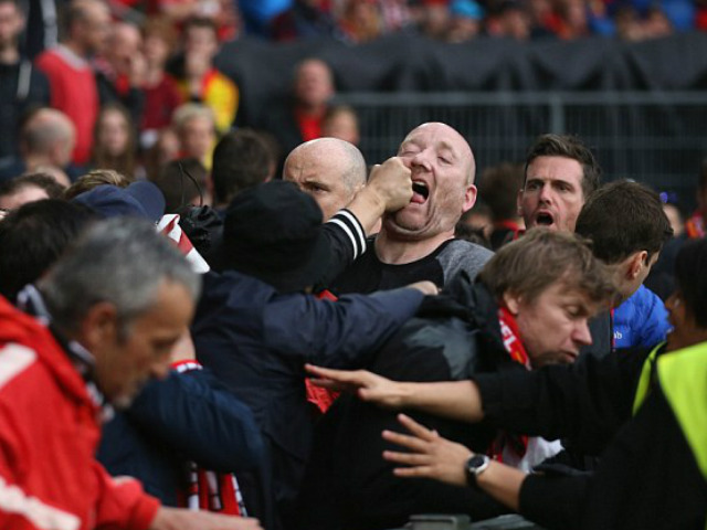 Bóng đá - CĐV Liverpool - Sevilla hỗn chiến kinh hoàng