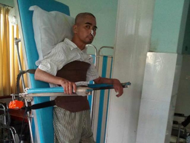 Phim - Xót xa gia cảnh 2 nghệ sĩ Việt "đã nghèo còn gặp cái eo"