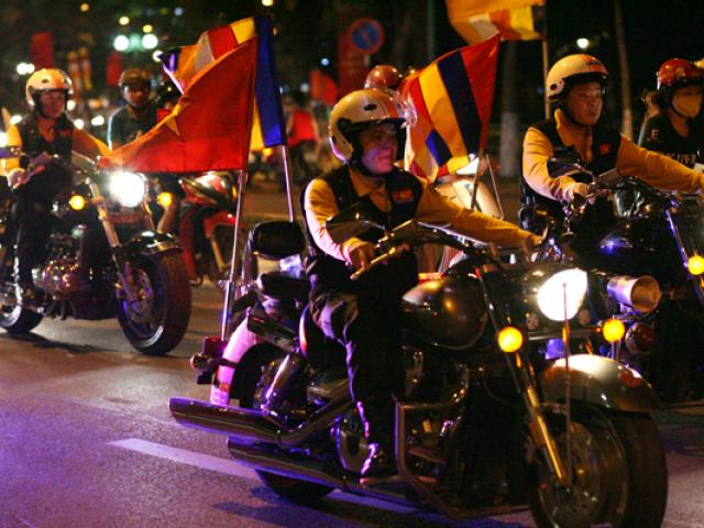 Tin tức trong ngày - Dàn mô tô "khủng" diễu hành cổ động ngày bầu cử