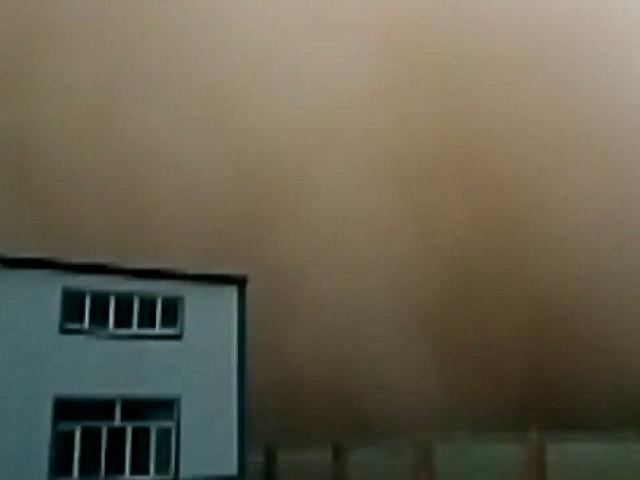 Video: Bão cát ”nuốt chửng” cả thành phố trong vài phút