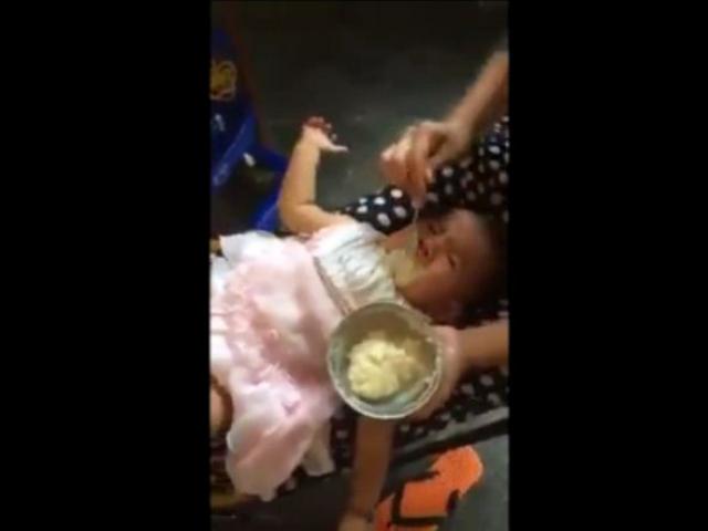 Pháp luật - Bé gái 2 tuổi tử vong sau cái tát của người giữ trẻ