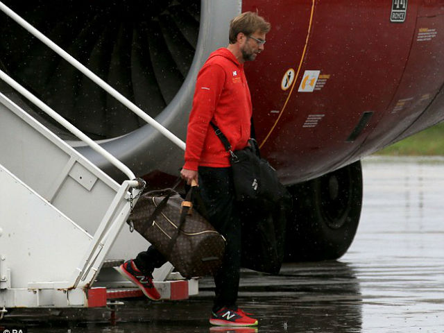 Bóng đá - Liverpool trở về Anh dưới mưa lạnh và cô độc