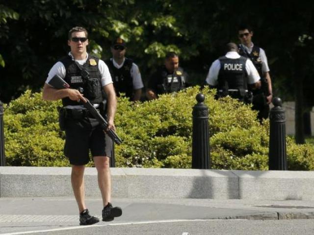 Thế giới - Mật vụ Mỹ bắn gục tay súng định đột nhập Nhà Trắng